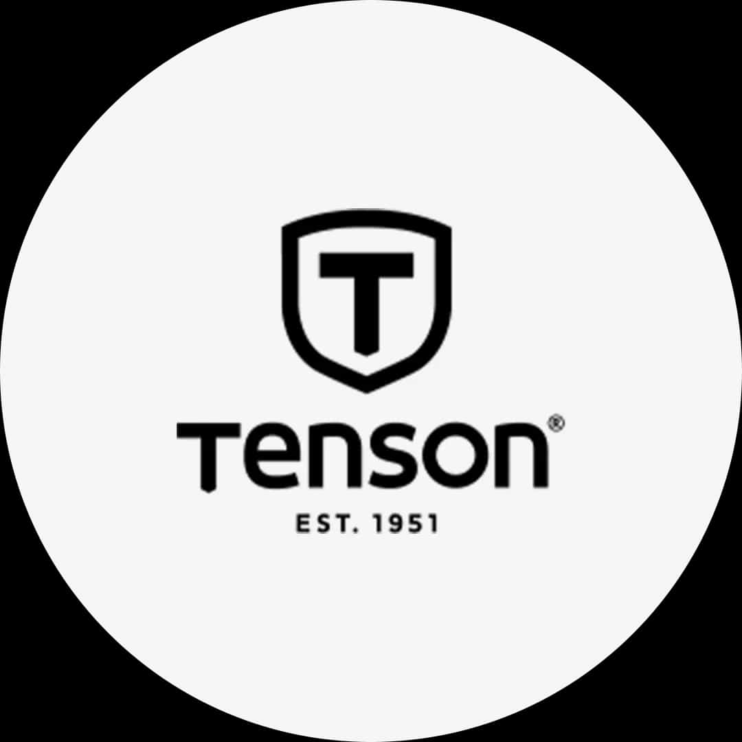 Svart Tenson-logotyp med en sköld runt bokstaven "T", text "tenson" och "EST. 1951" under, på vit bakgrund.