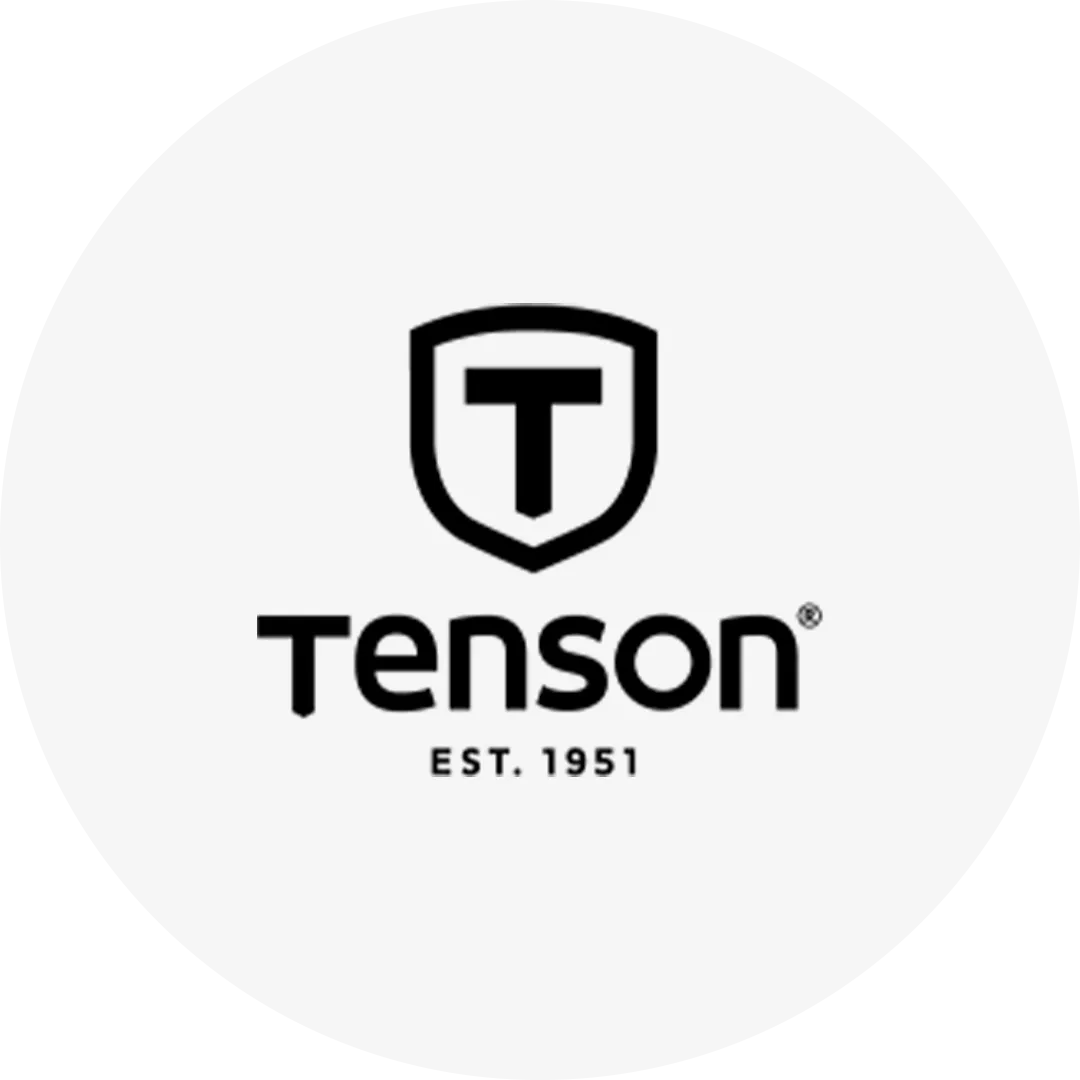 Svart Tenson-logotyp med en sköld runt bokstaven "T", text "tenson" och "EST. 1951" under, på vit bakgrund.